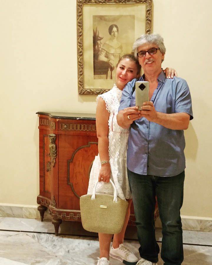 عباس النوري وزوجته عنود خالد يحتفلان برومانسية بذكرى زواجهما الـ32