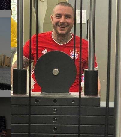 أحمد الفيشاوي يستذكر والده بصور عائلية ورسالة مؤثرة