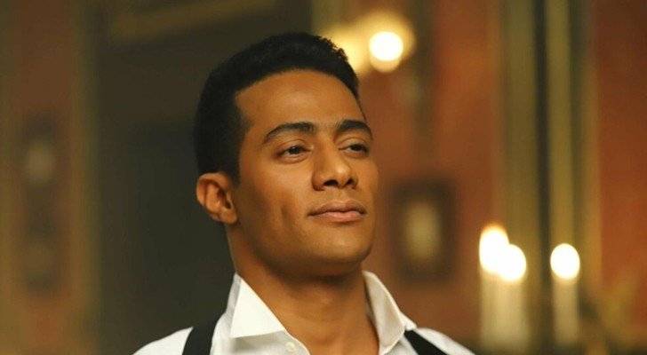 بالفيديو - محمد رمضان يخلع حذاءه على المسرح