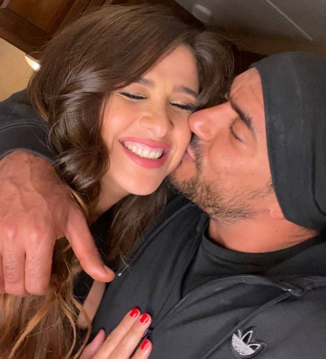 أحمد العوضي يدافع عن ياسمين ويردّ بذكاء على مروجي خبر تعذيب عاملة منزلها