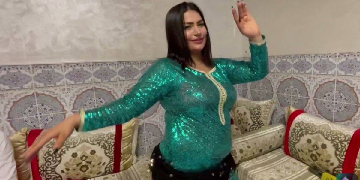 بالفيديو - راقصة تهدّد بقتل طفلتها الصغيرة وتدعو لهتك عرضها!