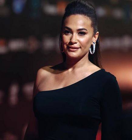 بالصور - هند صبري تفاجئ الجميع بشكلها من دون مكياج