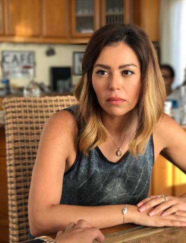 لقاء الخميسي تردّ بغضب على منتقدي صورها العائلية