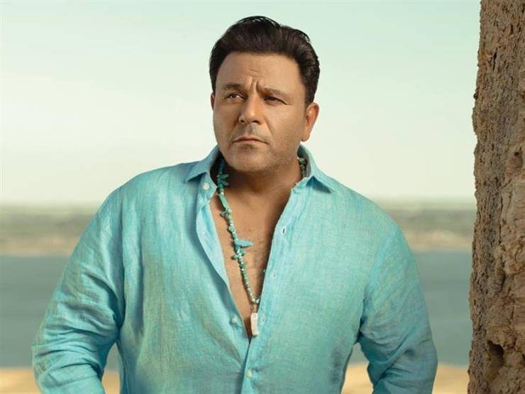 محمد فؤاد يزور بيته القديم ويقبل جدرانه