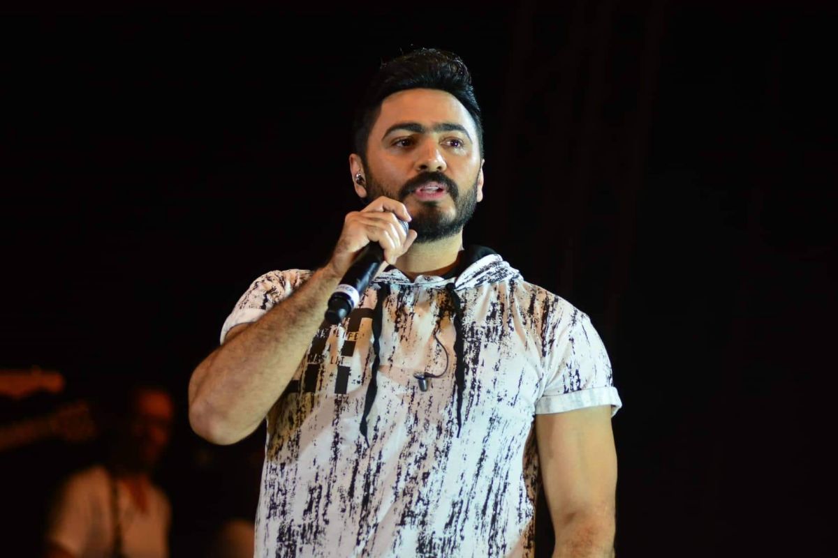 بالفيديو - تامر حسني يهبط من قمة المسرح ويستخدم خدعة تقنية