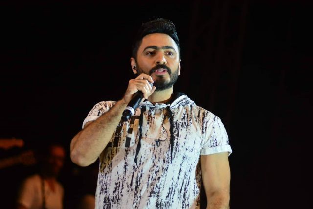 بالفيديو - تامر حسني يهبط من قمة المسرح ويستخدم خدعة تقنية