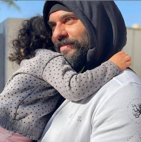 بالصور - أحمد صلاح حسني يخفي ملامح ابنته يوم ميلادها