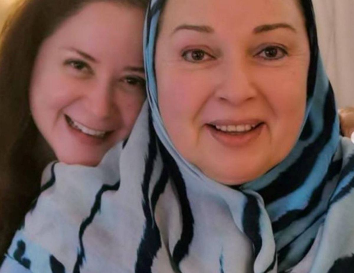 أحدث ظهور للفنانة المعتزلة نورا... ورسالة من ميّ نور الشريف إليها