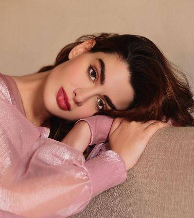 روان بن حسين تنعى والدتها بحزن وانكسار