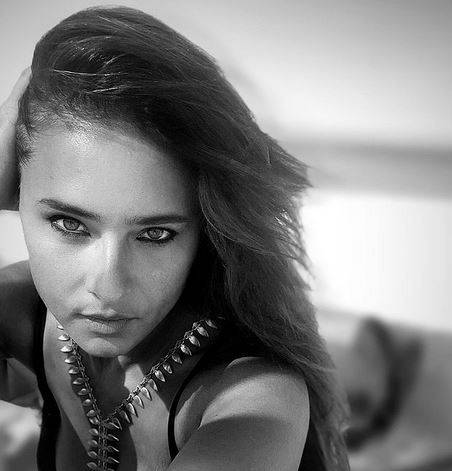 بالفيديو - نيللي كريم ترقص برشاقة على المسرح وتُحدث ضجة