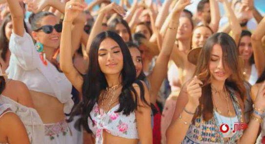 من هي هدى المفتي بطلة كليب عمرو دياب الجديد؟