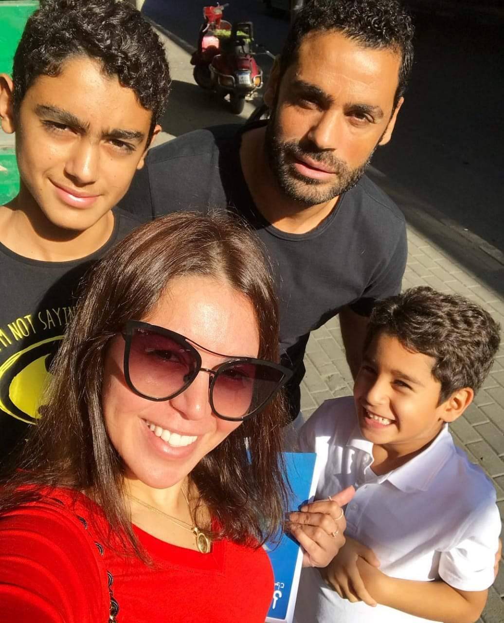 بالفيديو - هذا ما فعلته لقاء الخميسي مع نجليها في حمام السباحة