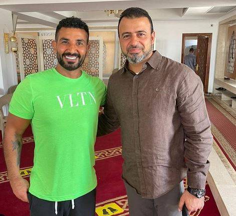 أحمد سعد يردّ بقوة على مهاجمي صورته في المسجد