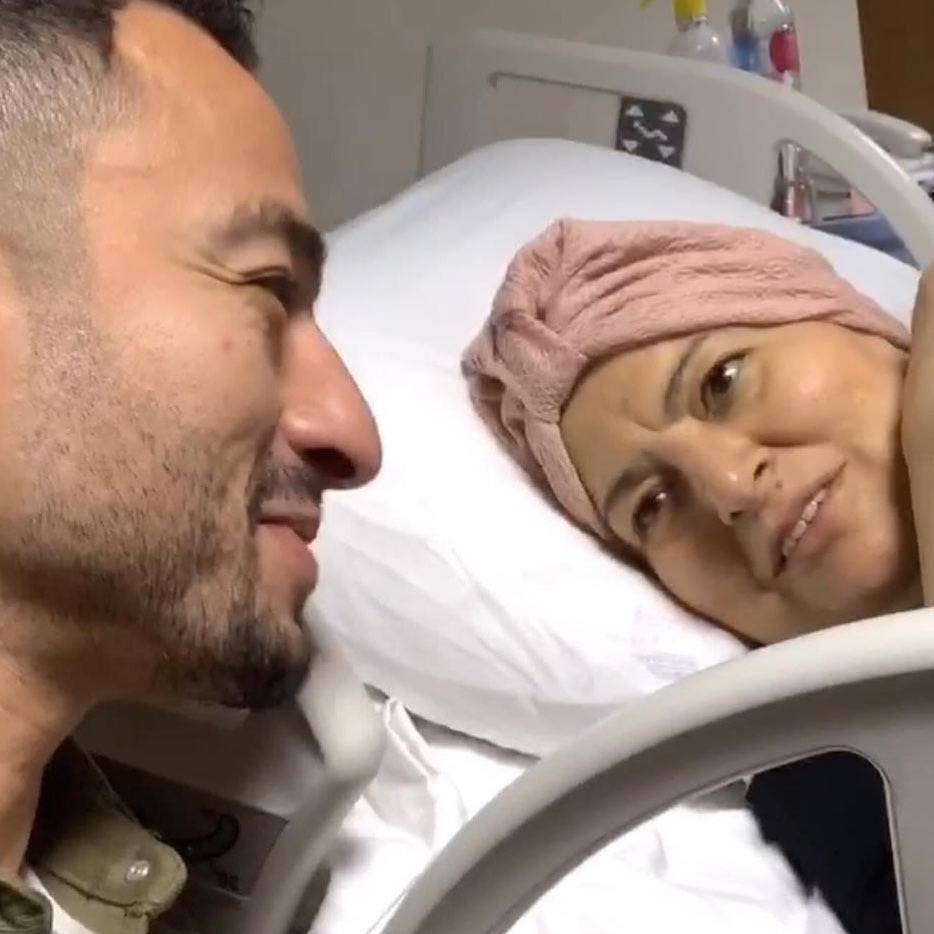 حمادة هلال يُحيي ذكرى وفاة والدته بآخر فيديو معها