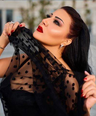 بالصور - سمية الخشاب تتعرض للإنتقاد بعد ظهورها بروب الاستحمام