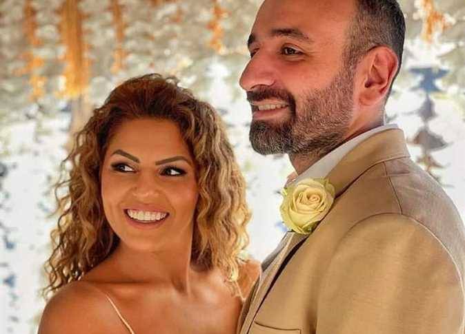 مخرج مصري شهير يحمل زوجته على كتفيه ليكشف عن مرضه