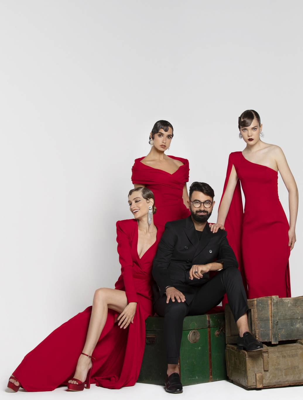 نجا سعادة يُطلق مجموعته الجديدة Timeless Glamour من وحي أيقونات هوليوود