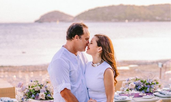 بالفيديو - ريا أبي راشد بقبلة حميمة مع زوجها احتفالاً بعشر سنوات على ارتباطهما