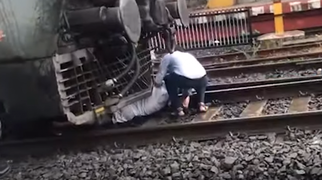 بالفيديو - نجاة رجل بأعجوبة من دهس قطار بعدما علق تحته