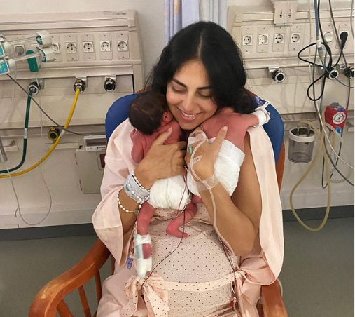 الصور الأولى لفاليري أبو شقرا مع ابنتيها التوأم