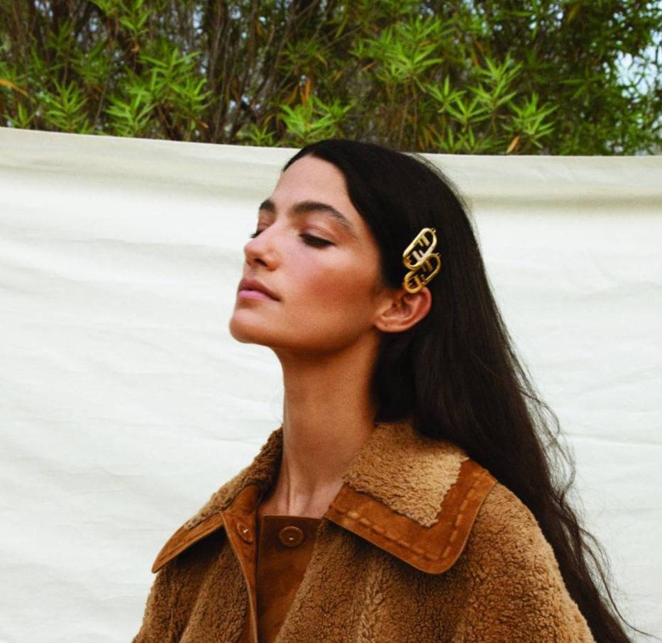 هل تحنّ تارا عماد لعرض الأزياء؟ تجيب بإطلالة من FENDI 