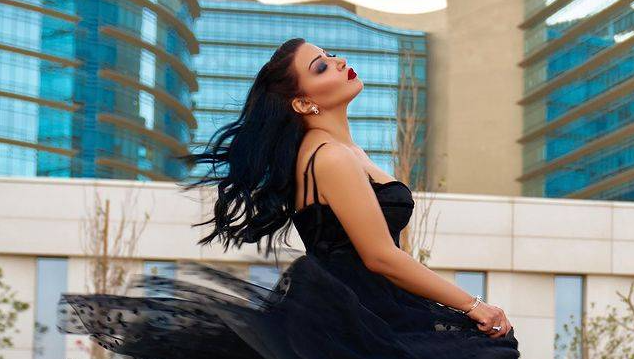 سمية الخشاب تكشف لونها المفضل في أحدث جلسة تصوير