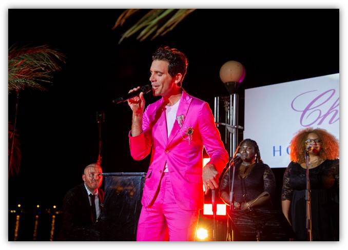 ميكا يشعل سهرة شوبارد في مهرجان 