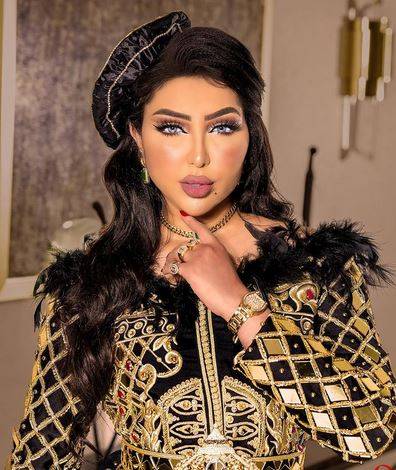 بالصور - دنيا بطمة متهمة بتشويه القفطان المغربي بإطلالة سيئة