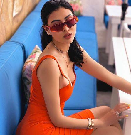 بالصور - مريم حسين على سرير المرض بعد خضوعها لفحص كورونا