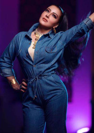 سمية الخشاب بإطلالة بالجمبسوت... وهذا ما قالته عن الكاريزما