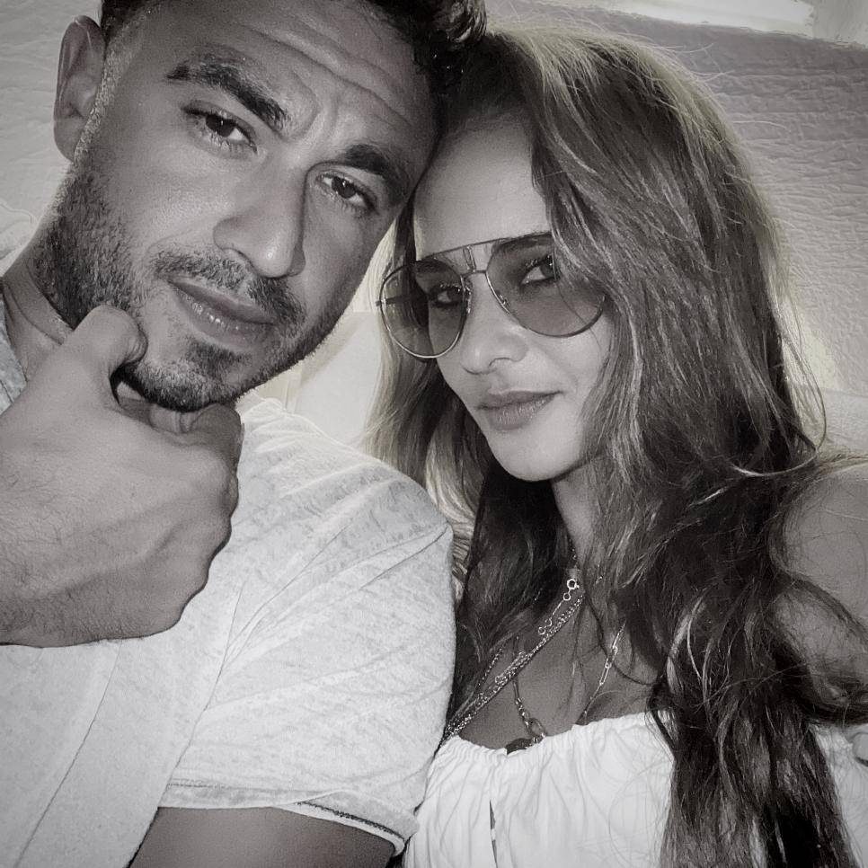 نيللي كريم تؤجّل حفل زفافها احتراماً للراحلة دلال عبدالعزيز