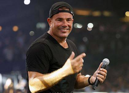 عمرو دياب يُحدث ضجة بفيديو... وأول ردّ على خبر إطلاق قنابل غاز في حفله