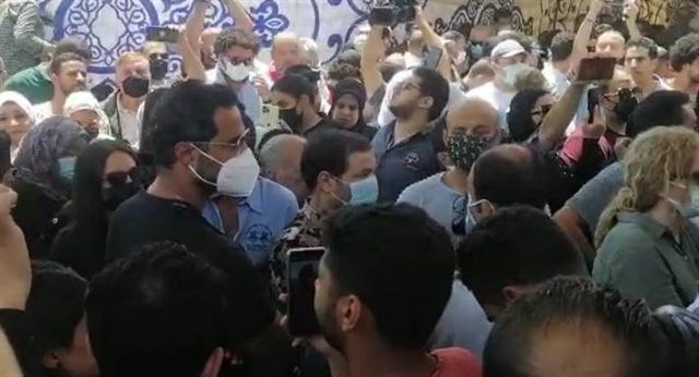 بالفيديو - مشاجرة أمام مدفن دلال عبد العزيز وصهرها ينفعل... هذا ما حدث