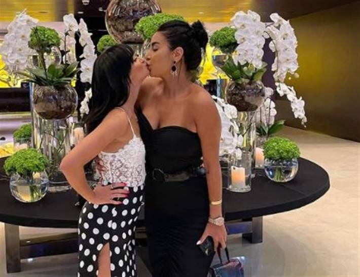 جوري بكر تردّ على منتقدي قبلتها لشقيقتها