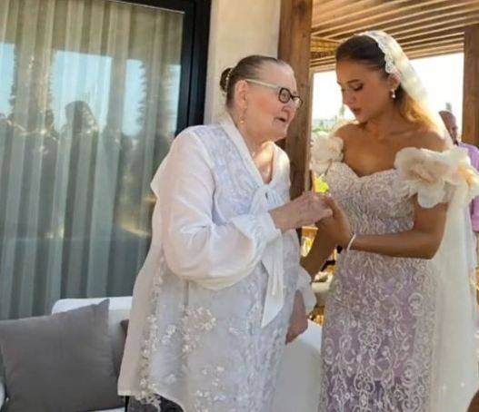 ظهور نادر لوالدة نيللي كريم الروسية في حفل زفافها