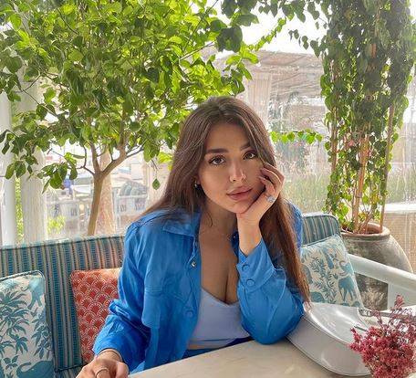 بالصور - هيا مرعشلي تضج أنوثةً بأناقتها... وهذا سعر حقيبتها