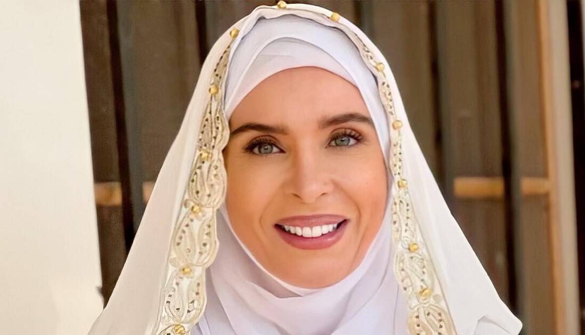 الراقصة دينا توضح سبب ظهورها بالحجاب