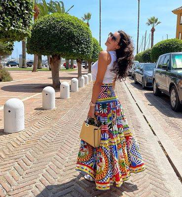 ياسمين صبري تثير الجدل بسعر حقيبتها الصغيرة