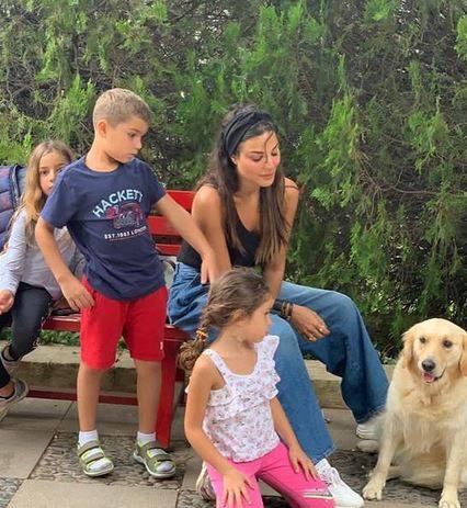 بالصور - نادين نسيب نجيم تستعرض وشمها وتضعه هو نفسه على يدي طفليها