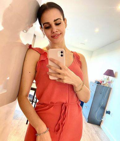 خطيب نور عمرو دياب يتغزل بجمالها بصورة عفوية