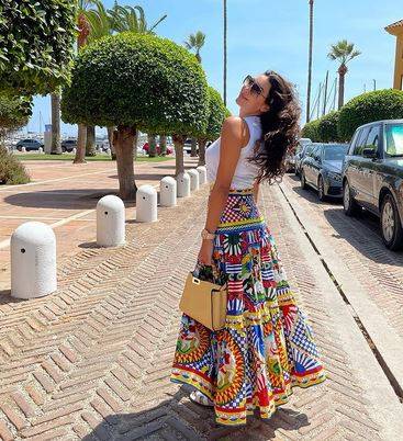 تألقي بتنورة ياسمين صبري المبهجة.. إليكِ سعرها