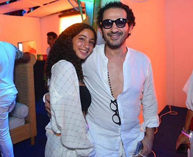 إبنة أحمد حلمي تطلب منه التوقف عن هذا الأمر.. وهو يردّ بطريقته