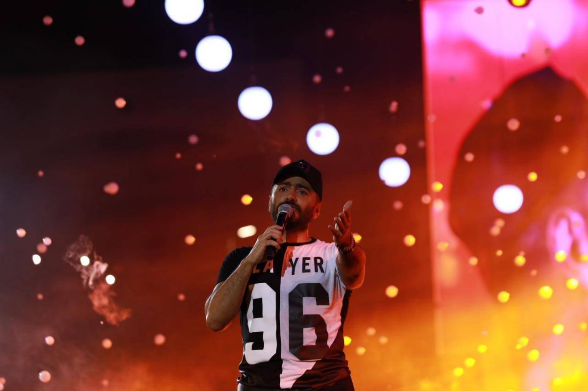 تامر حسني يُشعل حفله في الساحل الشمالي ويحتفل بعيد ميلاده على المسرح