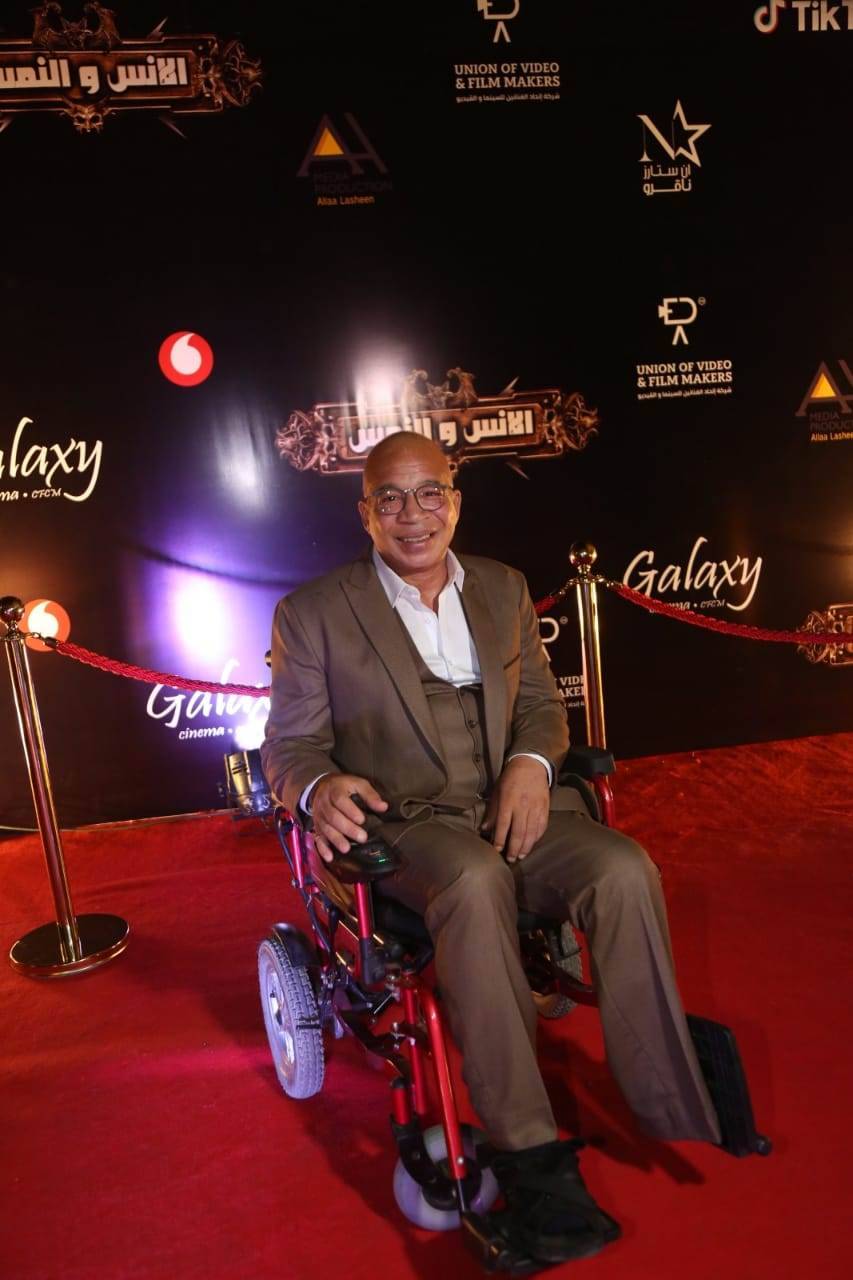 الظهور الأول لشريف دسوقي بعد بتر قدمه... ومنة شلبي تقبّل رأسه