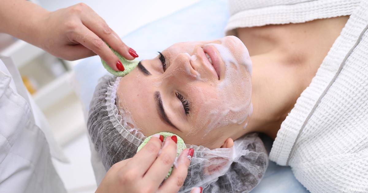 الطريقة الصحيحة لتنظيف الوجه قبل النوم