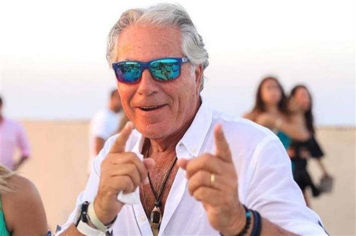 بالفيديو - مصطفى فهمي يثير ضجة في عيد ميلاه وهذا ما فعله شقيقه حسين فهمي