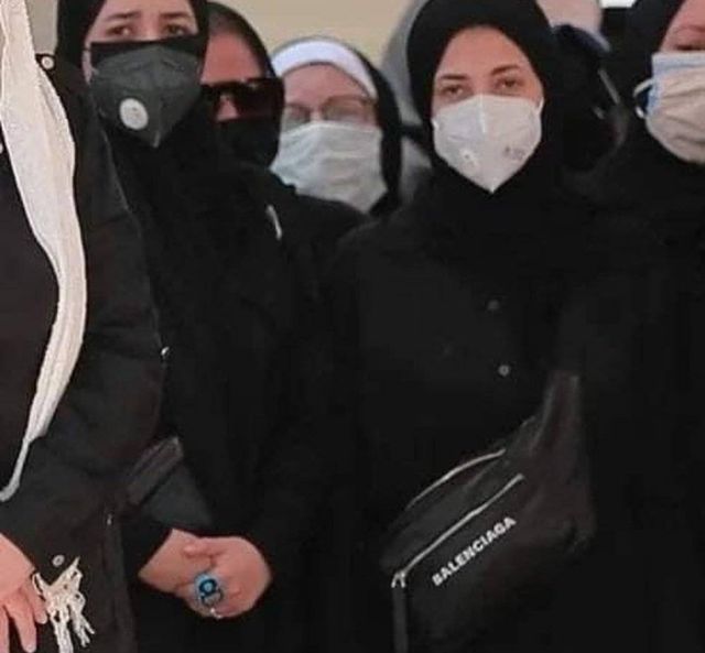 دنيا وإيمي سمير غانم في جنازة والدتهما
