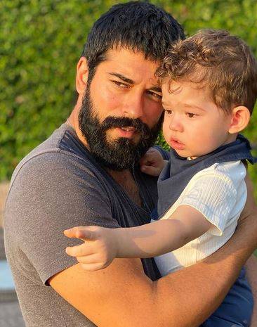 بالفيديو - هكذا يمضي بوراك أوزجفيت وقت فراغه مع إبنه