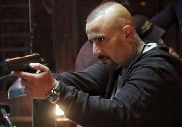 أحمد السقّا يمارس رياضة الضغط بطريقة غريبة