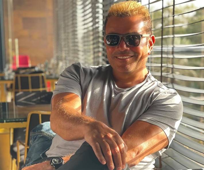 بالصور - بعد العطر المميّز.. مفاجأة من عمرو دياب لجيل الشباب